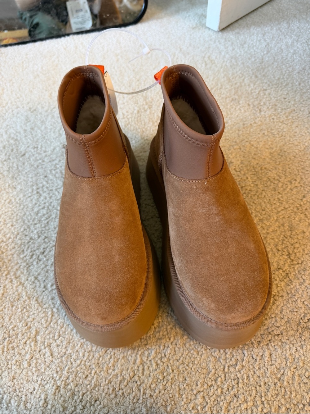 New UGG Women’s Mini Dipper Platform Boot size US 7